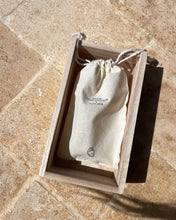 Cargar imagen en el visor de la galería, Caja de madera para guardar sello