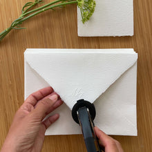 Load image into Gallery viewer, Sobre artesanal de algodón - Blanco