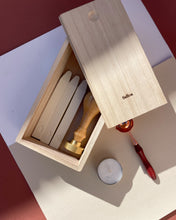 Cargar imagen en el visor de la galería, Caja de madera para guardar sello