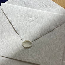 Cargar imagen en el visor de la galería, Sello en seco - Invitaciones Mar