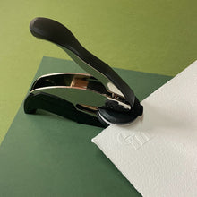 Cargar imagen en el visor de la galería, sello-en-relieve-pinza