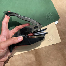 Cargar imagen en el visor de la galería, Sello en seco - Modelo óvalo