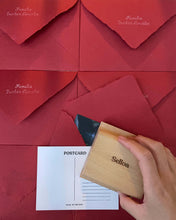 Cargar imagen en el visor de la galería, Set Navideño: sello personalizado + sobres artesanales