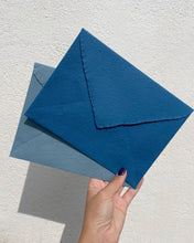 Cargar imagen en el visor de la galería, Sobre artesanal - Azul empolvado