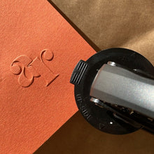 Cargar imagen en el visor de la galería, sello-relieve-iniciales