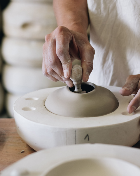 Las manos que elaboran la cerámica de los grandes chefs.