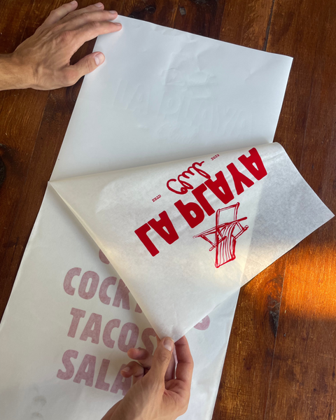 Cómo colocar un vinilo de corte sobre una cristalera o cartel