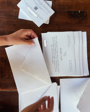 Cargar imagen en el visor de la galería, Invitaciones Artesanales Personalizadas | Impresas en Papel Hecho a Mano
