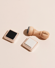 Cargar imagen en el visor de la galería, Set Navideño: sello personalizado + sobres artesanales
