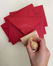 Cargar imagen en el visor de la galería, Set Navideño: sello personalizado + sobres artesanales
