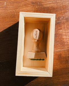 Caja de madera para guardar sello